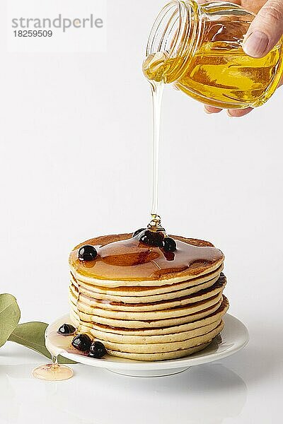 Vorderansicht Honig gegossen Pfannkuchen Turm Platte mit Blaubeeren