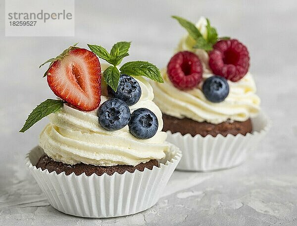 Vorderansicht leckerer Cupcake mit Waldfrüchten