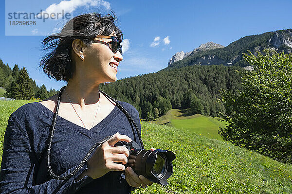 Frau fotografiert mit Digitalkamera in den Dolomiten