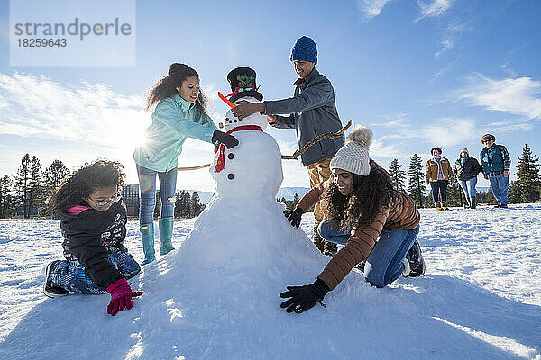 Eine Familie baut einen Schneemann in Stateline  Nevada.