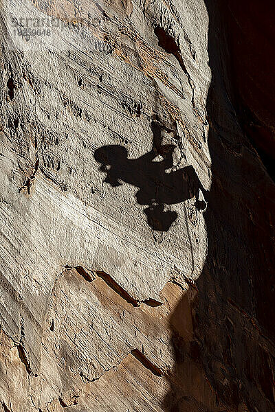 Schatten einer Frau  die Felsformation am Bride Canyon erklimmt