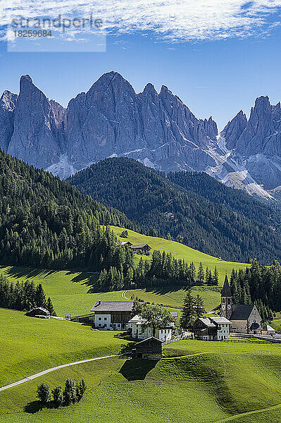 malerisches Dorf in den majestätischen Dolomiten