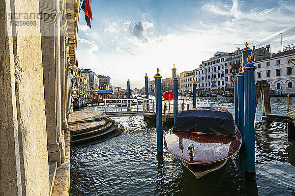 Taxiboot geparkt in der Nähe der Rialtobrücke in Venedig