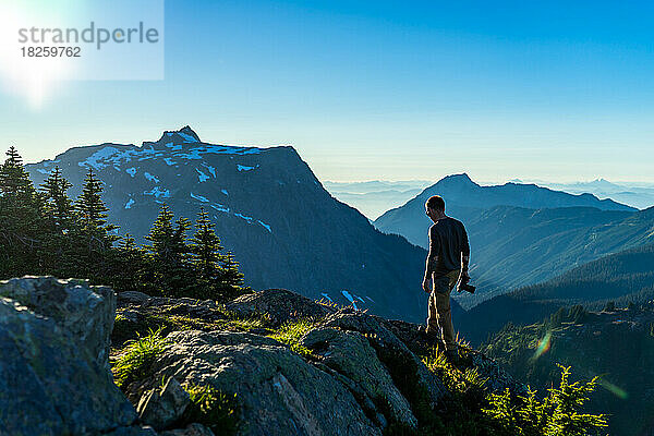 Fotograf erkundet den Ort in North Cascades