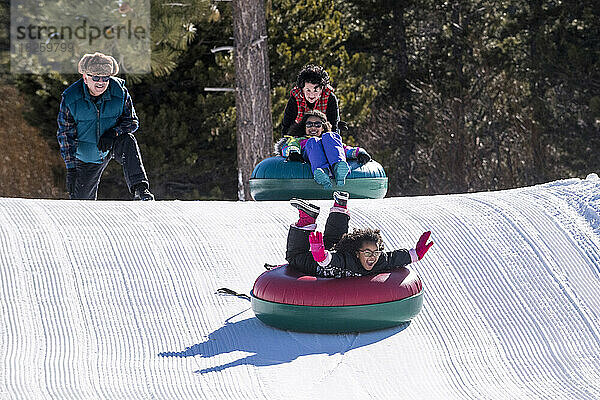 Eine Familie beim Snowtubing in Stateline  Nevada.