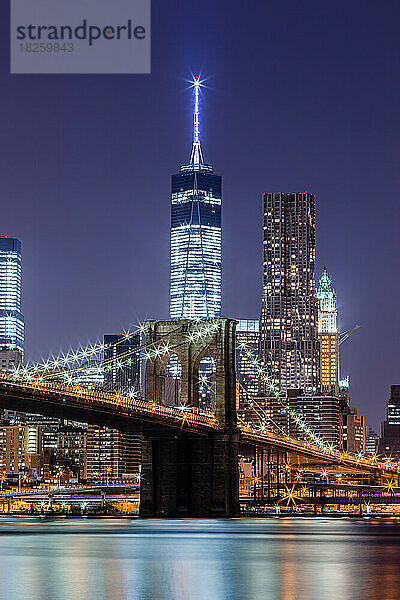 Freedom Tower mit Brooklyn Bridge und 8 Spruce Night Photography