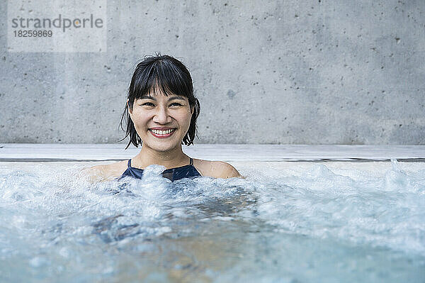 Frau genießt ein Thermalbad in den Dolomiten