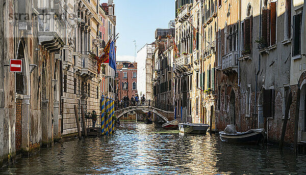 Boote parkten auf einem ruhigen Kanal in Venedig