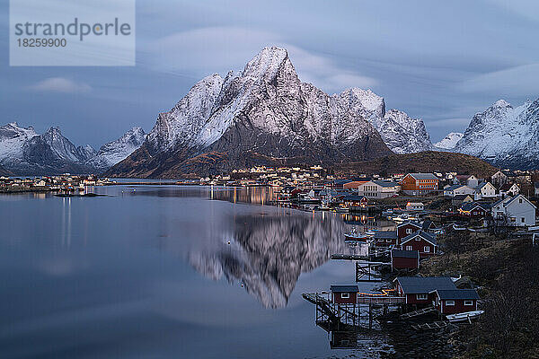 Der Berg Olstind spiegelt sich im Hafen von Reine  Lofoten  Norwegen