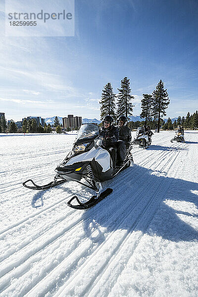 Eine Familie beim Schneemobilfahren in Stateline  Nevada.