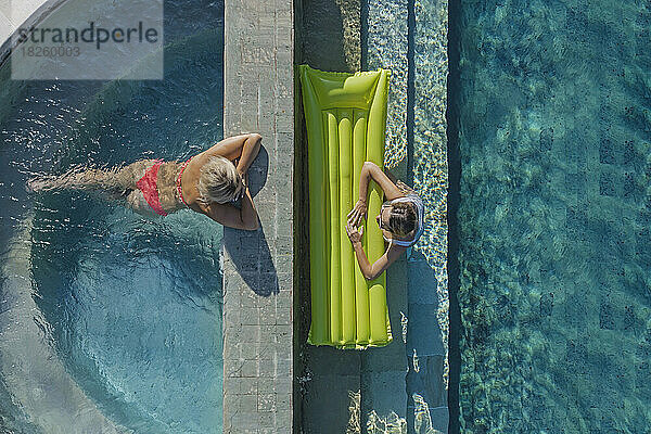 Luftaufnahme von zwei Frauen im Pool