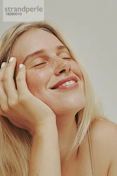 Sommersprossen  blonde  blauäugige Frau  perfekte Haut  lächelnd