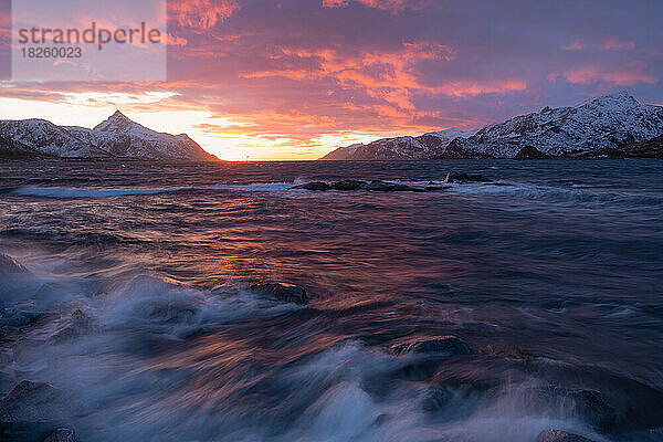 Bunte Wolken während der Polarnacht  Lofoten  Norwegen