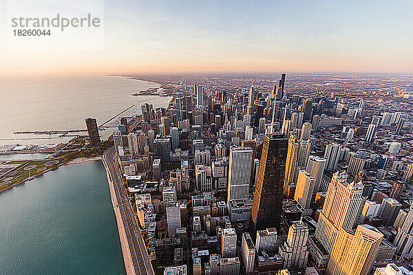 Sonnenaufgangsantenne der Skyline der Innenstadt von Chicago