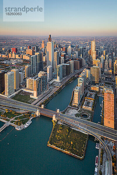 Chicago River - Skyline-Antenne bei Sonnenaufgang