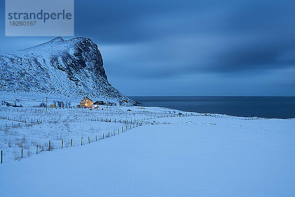 Haus in der Dämmerung in ländlicher Winterlandschaft  Lofoten-Inseln  Norwegen