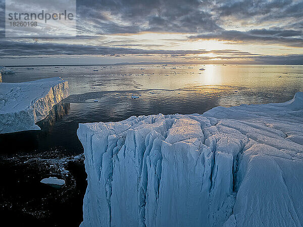 Detail extremer Eisberge aus der Luftaufnahme bei Sonnenuntergang