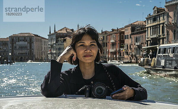 Frau genießt eine Bootstaxifahrt in Venedig