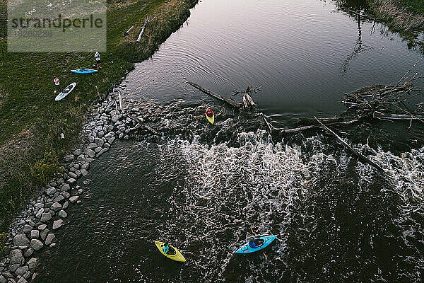 Kajak-Abenteuer beim gemeinsamen Paddeln des Wasserfalls im Fluss