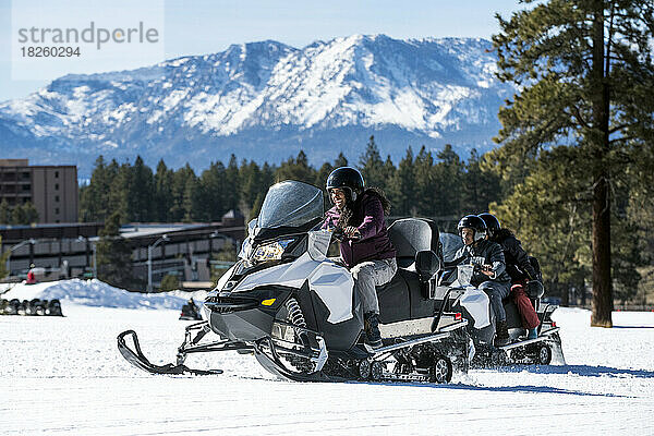 Eine Familie beim Schneemobilfahren in Stateline  Nevada.