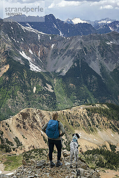 Rückansicht einer Frau beim Wandern mit Hund am Electric Pass