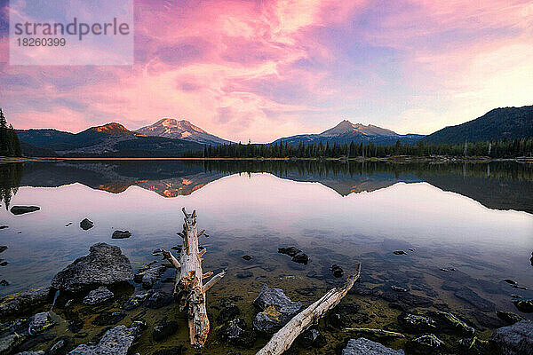 Sonnenaufgang über dem Spark Lake in Oregon