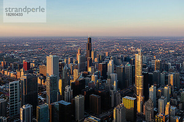 Sonnenaufgang über der Skyline von Chicago  Illinois