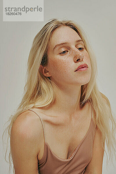Sommersprossen blondes Frauenporträt. Nahaufnahme  blauäugiges Mädchen  perfekte Haut
