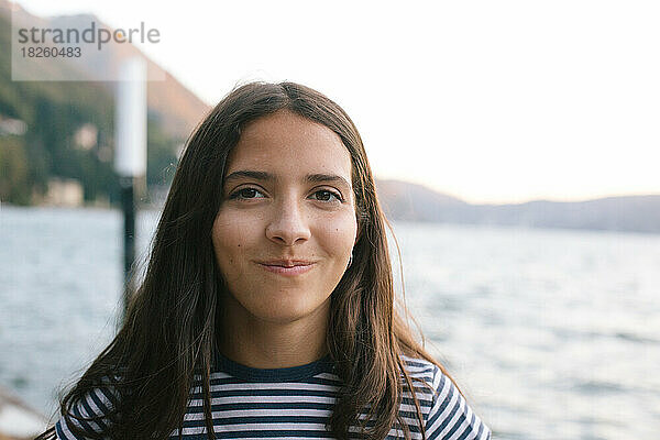 Teenager-Mädchen will vor dem Comer See lächeln