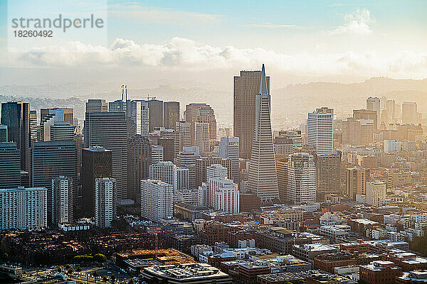 Luftaufnahme der Skyline von Transamerica Downtown San Francisco bei Tag