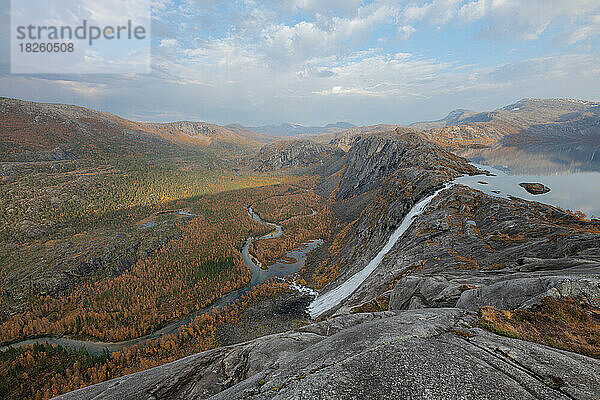 Wasserfall aus dem Litlvervatnet-See  Rago-Nationalpark  Norwegen