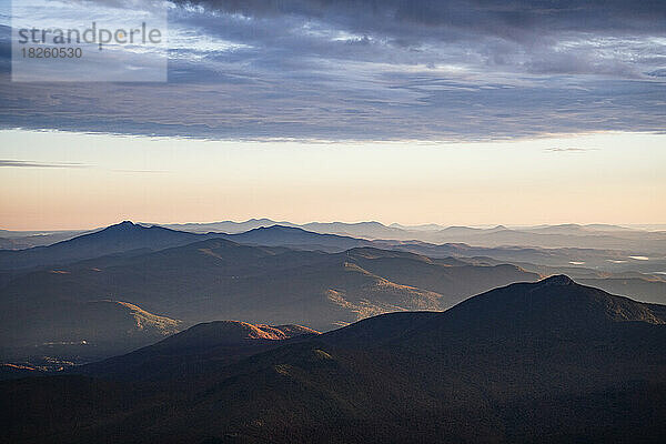 Green Mountain National Forest bei Sonnenaufgang von einem kleinen Flugzeug aus