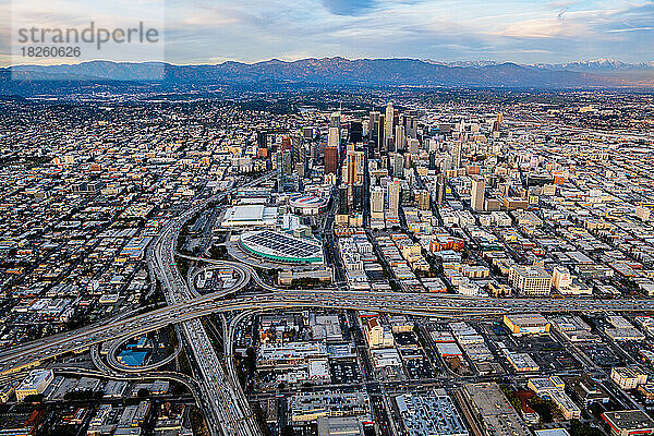 Luftaufnahme des Sonnenuntergangs in der Innenstadt von Los Angeles