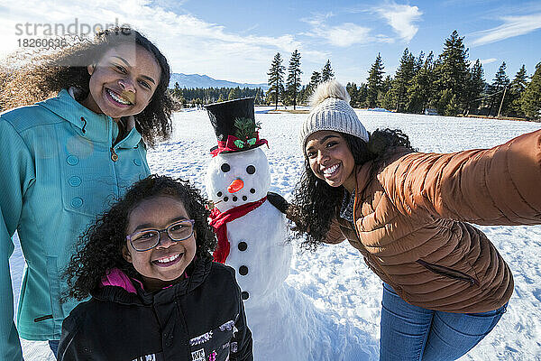 Eine Familie baut einen Schneemann in Stateline  Nevada.