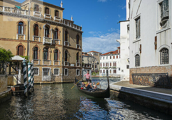 eine Gondel auf einem ruhigen Kanal in Venedig