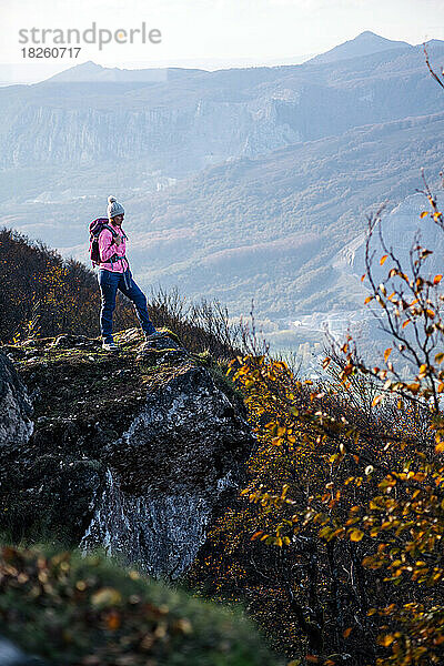 Mutiger Bergsteiger  der am Abgrund eines Felsens ein Risiko eingeht.