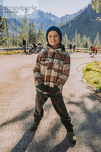 Ein 7-jähriger Junge ist auf einem Bergblick in der polnischen Tatra
