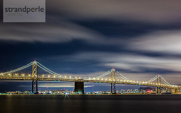 Bay Bridge San Francisco Skyline bei Nacht