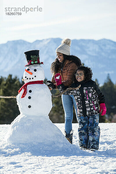 Zwei Mädchen bauen einen Schneemann in Stateline  Nevada.