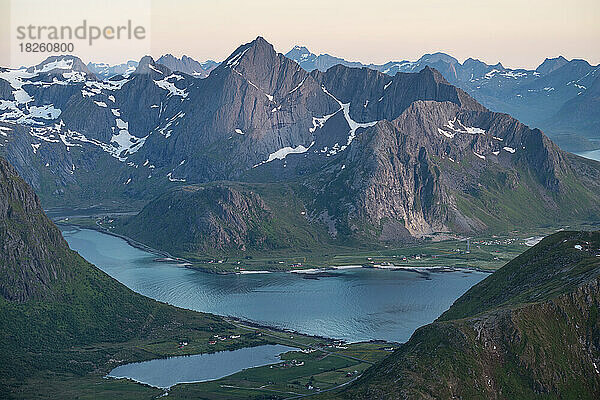 Berglandschaft von Stornappstind  Lofoten  Norwegen