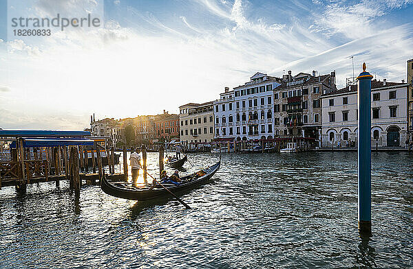 Gondeln auf dem Canal Grande in Venedig