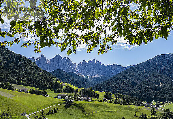 malerisches Dorf in den majestätischen Dolomiten