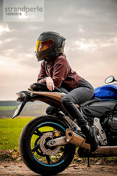 Motorradmädchen posiert mit ihren Gedanken
