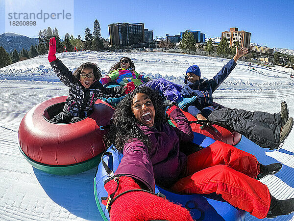 Eine Familie macht ein Selfie beim Snowtuben in Stateline  Nevada.
