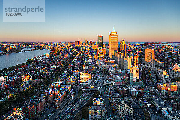 Luftaufnahmen der Innenstadt von Boston bei Sonnenuntergang