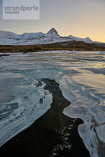 Fluss mit gespaltenem Eis im Winter