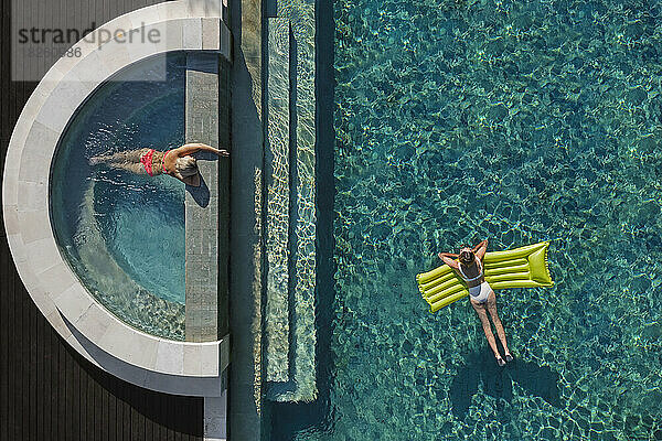 Luftaufnahme von zwei Frauen im Pool