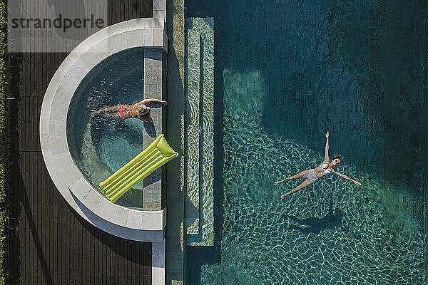 Luftaufnahme von zwei Frauen im Pool