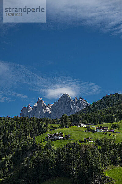 Bauernhaus auf grünen Feldern in den majestätischen Dolomiten