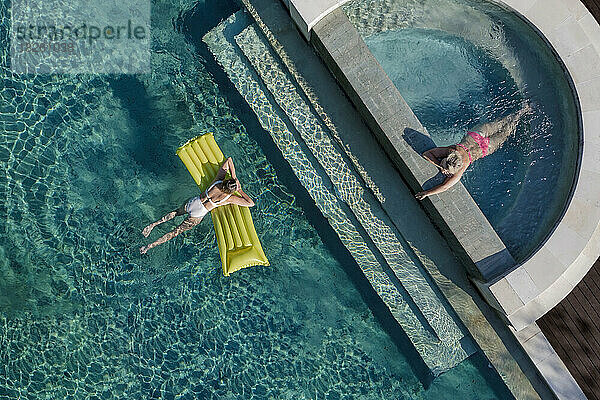 Luftaufnahme von zwei Frauen im Pool